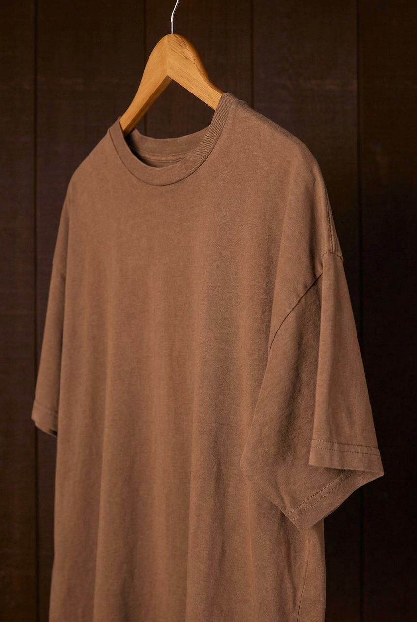 Close-up of the cutch plant-dyed walnut Den Shirt neckline
